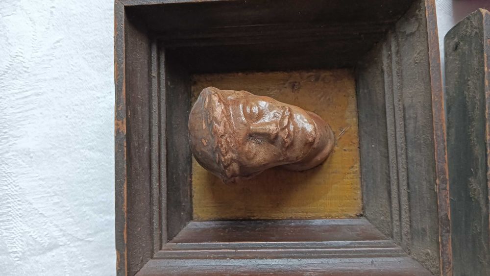 Bardzo stare ceramiczne głowy wawelskie