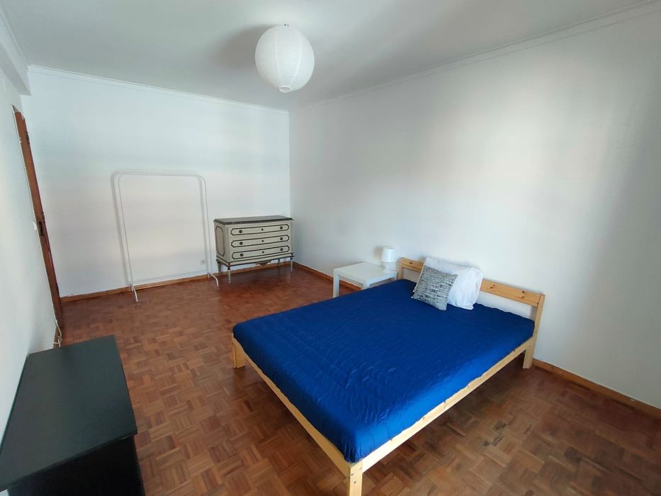 Quarto nas Mercês 5 min pé da estação