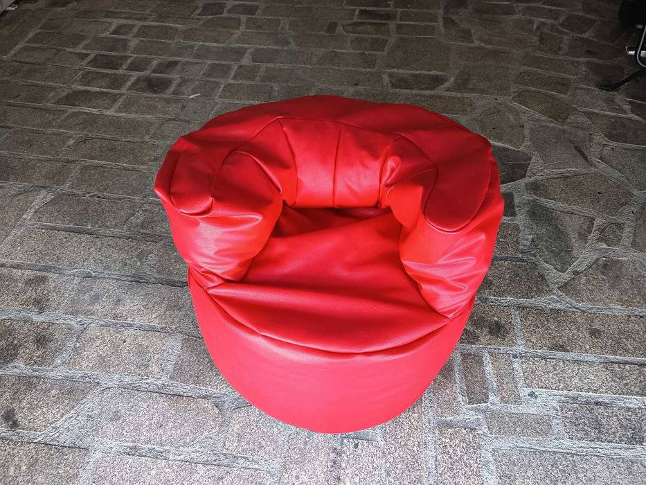 Puff vermelho em forma de cadeira