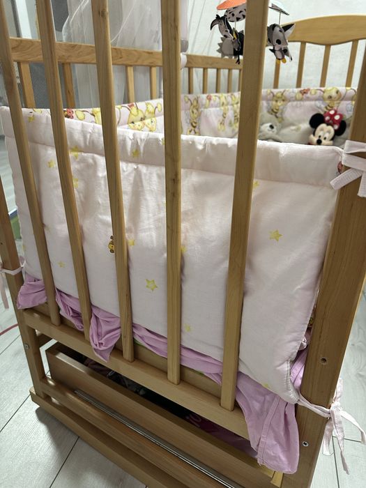 Дерев’яне дитяче ліжечко