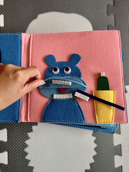 Książka montessori z filcu