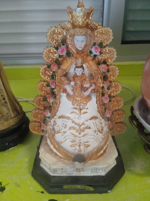 Buda, figuras chinesas, pedra de sal, candeeiro com figura de buda.