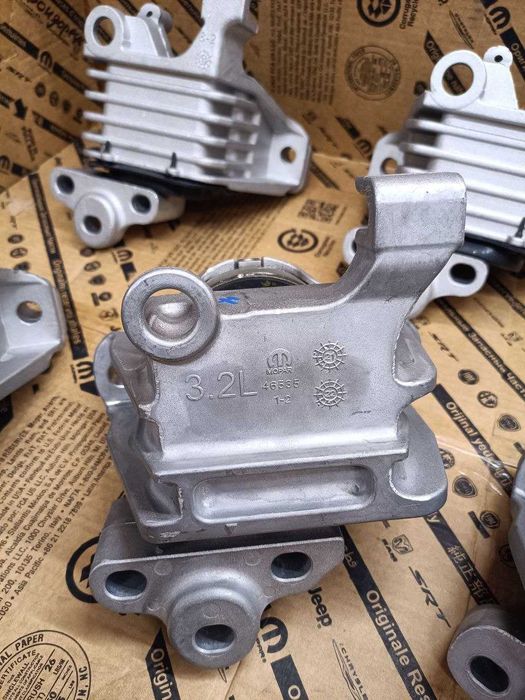 Подушка двигуна Jeep Cherokee 2.4L/3.2L Chrysler 200 2.4L