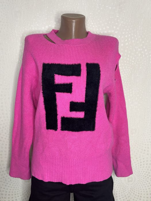 Розовый молодежный свитер Fendi