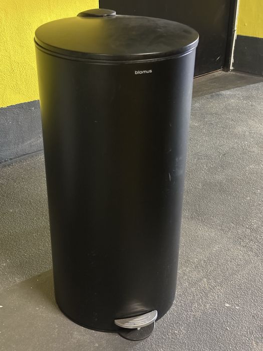 Kosz na smieci Blomus w swietnym stanie