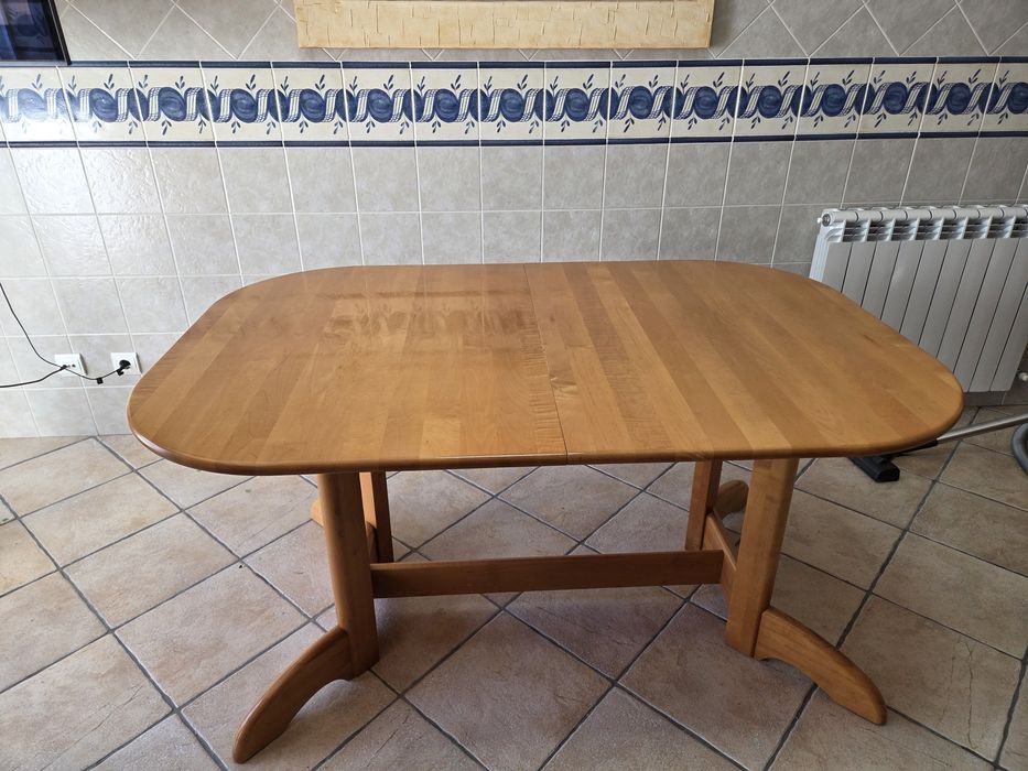 Mesa com 6 cadeiras