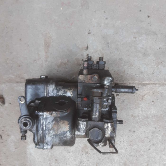 Pompa wtryskowa 328 x 325 x 330 starego typu - sprawna