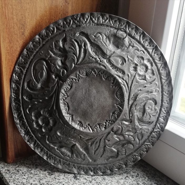 Vendo prato em estanho  muito antigo.