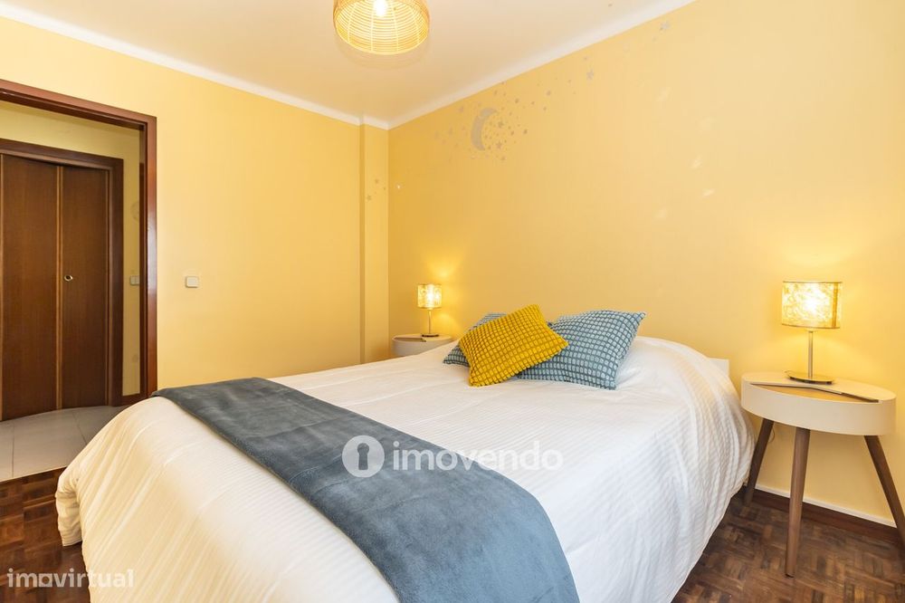 Apartamento T2 com áreas generosas e varanda, em Setúbal