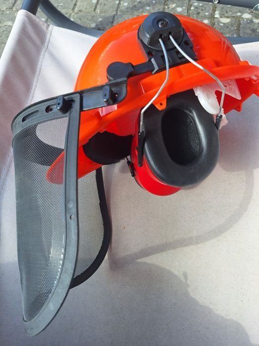 Kask z przyłbica i nausznikami