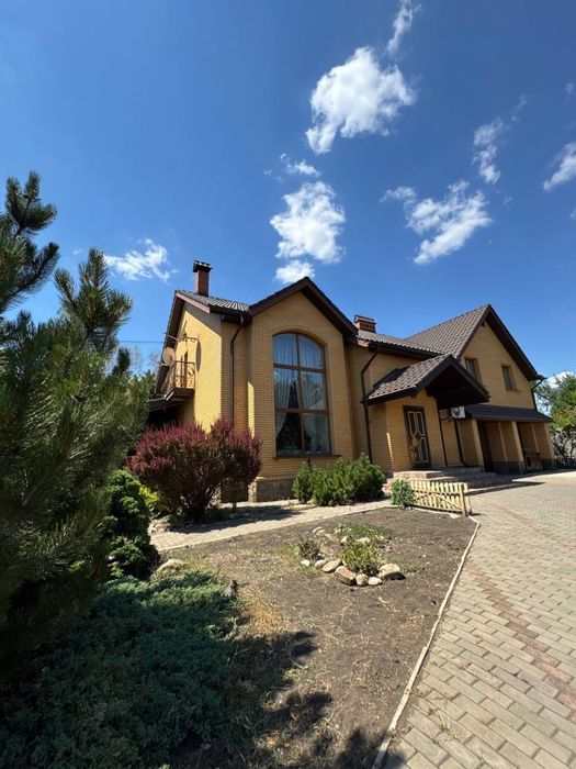 Будинок в сучасному стилі. Дніпршосе. Район новобудов в лісовій смузі