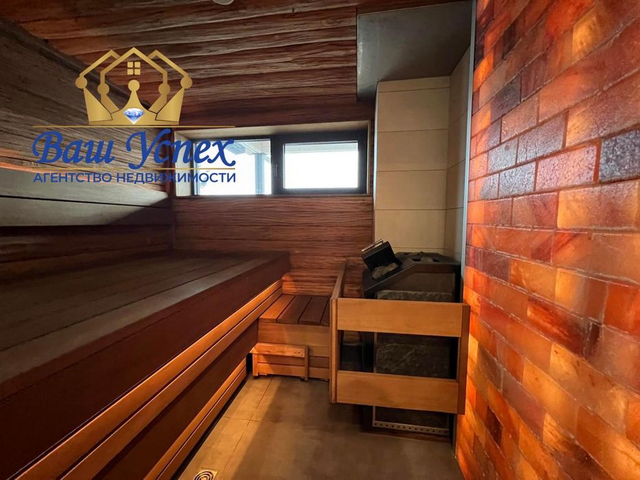 Продажа современного дома в городке с выходом на озеро.