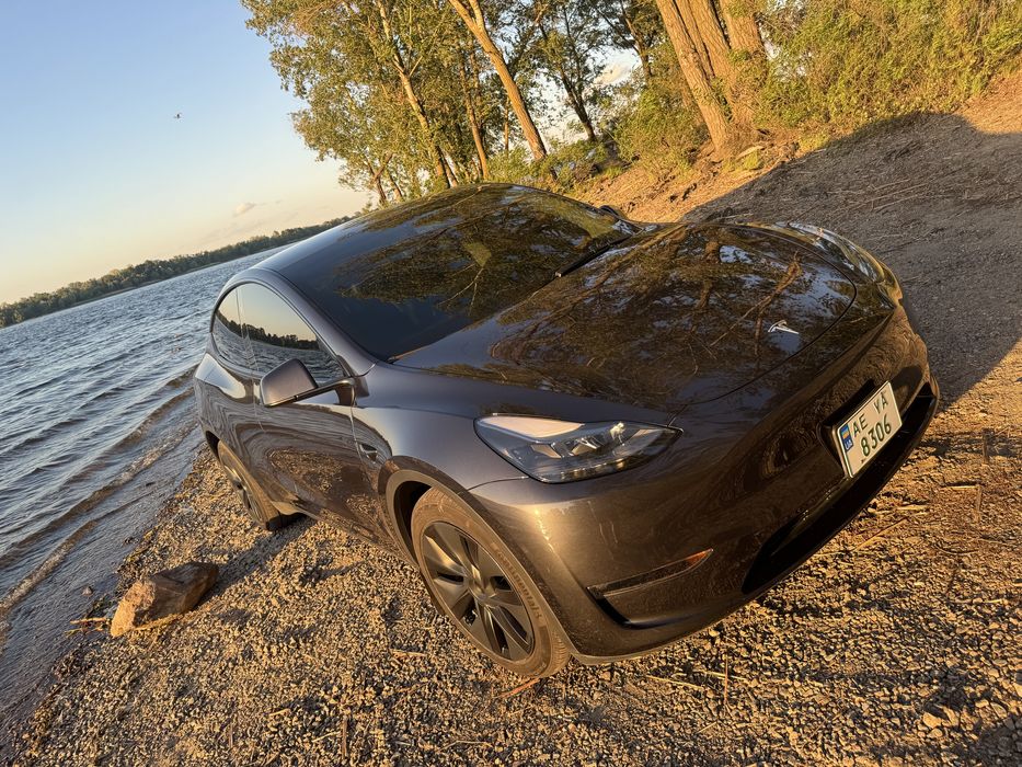 Tesla Model Y  2024