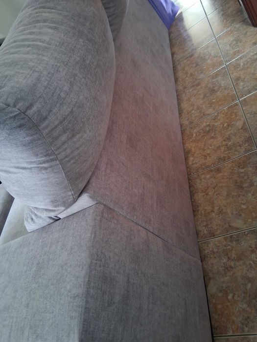 SOFÁ  cinzento com impermeabilização