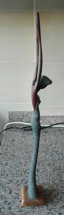 Figura feminina dançarina madeira e areia cuba