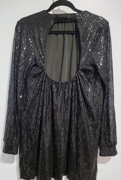 Cekinowa sukienka mini z odkrytymi plecami WEIGHTLESS – Efekt WOW!