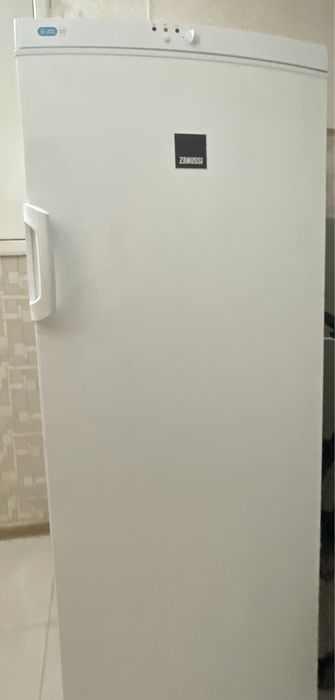 Морозильна камера zanussi
