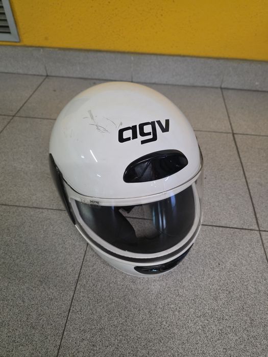 Capacete branco da agv com saco