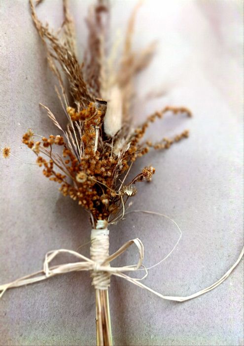 Butonierka beżowo- brązowa