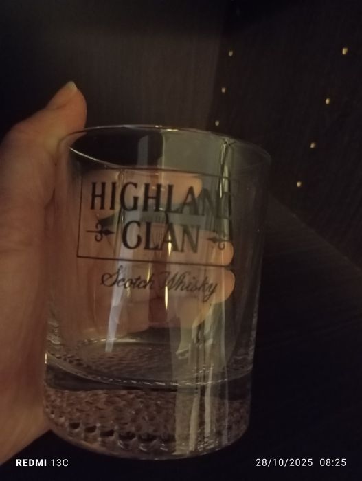 Copo de whisky  transparente