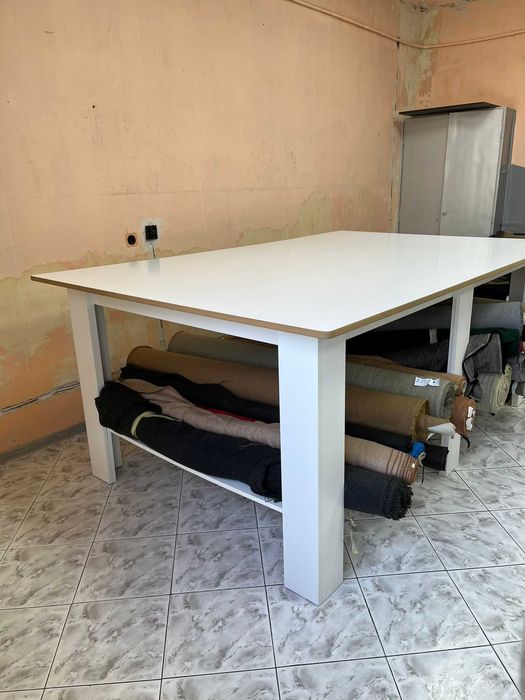 stół krojczy krawiceki szwalnia krojenie odzieży szycie na maszynie pracownia krawiecka krawcowa
