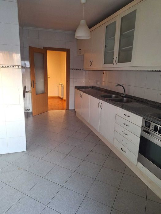 Apartamento T2 Com Garagem Para Arrendamento Em Astromil, Paredes