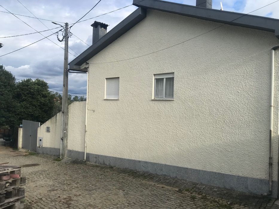 Particular vende moradia 2 andares em Viseu - Cavernães