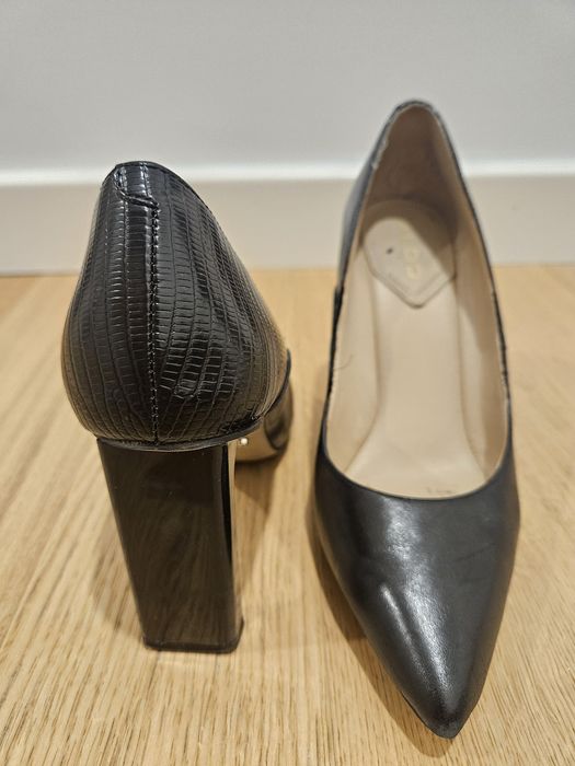 Sapatos, pele pretos, modelo stiletos.