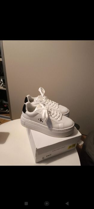 Białe sneakersy CK w kolorze 38