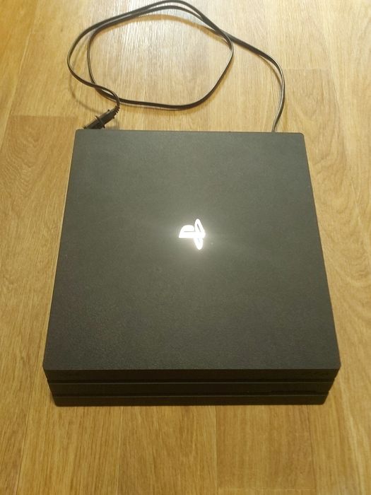 Продам PS4 pro,8 дисков,2 джойстика и зарядное устройство