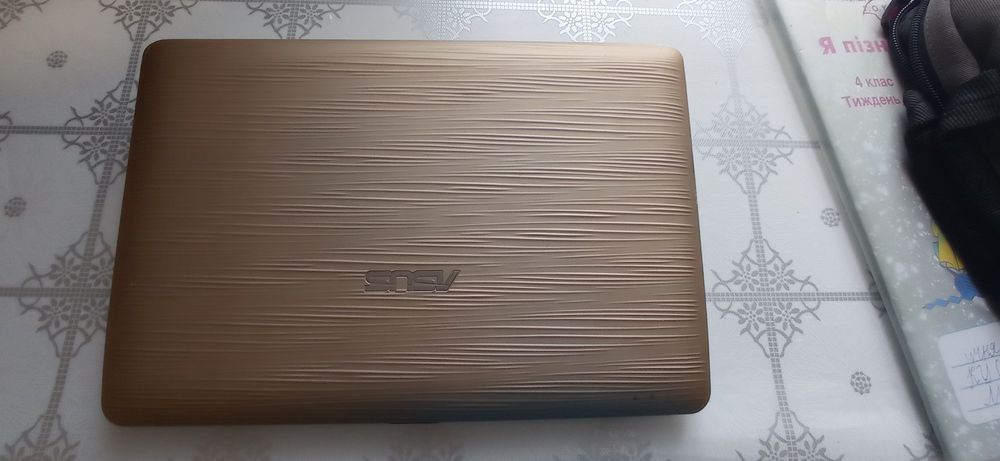 Нетбук Asus з чохлом