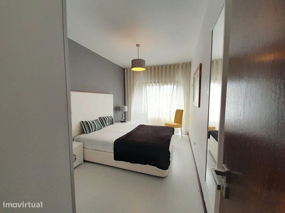 Apartamento T2 para arrendar ao ano, condomínio com piscina e lugar...