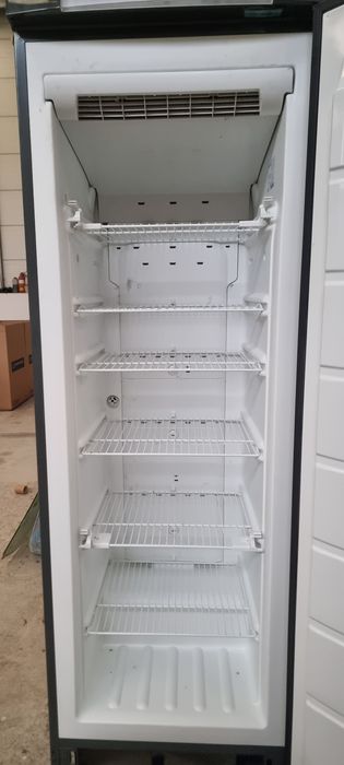 Arca vertical Eletrolux Avariada