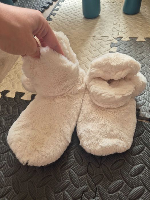 Kapcie biale za kostke.