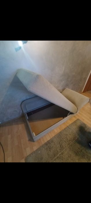 Kanapa jednoosobowa beżowa.