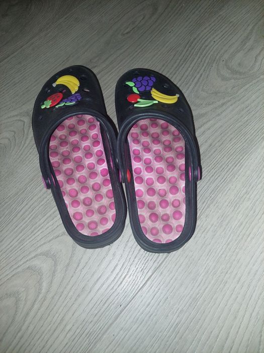 Crocs'y na koturnie dla dziewczynki r. 35