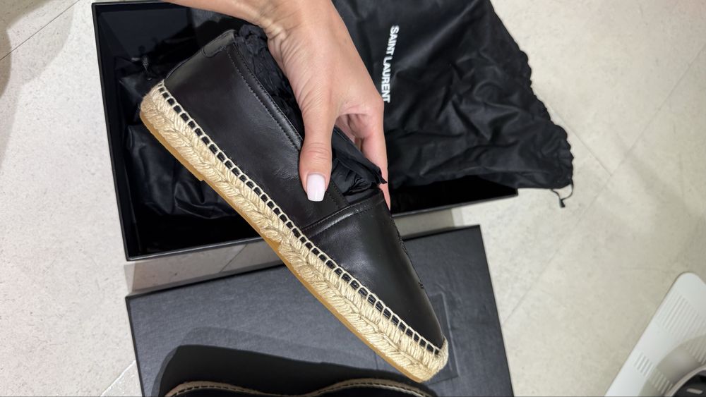 Нові шкіряні еспадрільї з рельєфним логотипом ysl