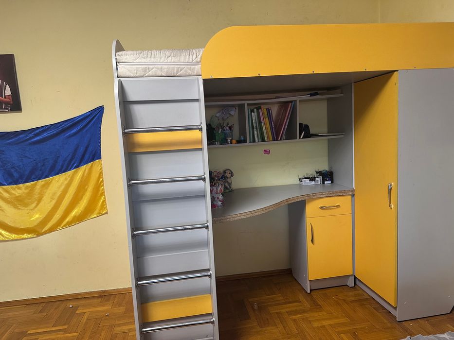 Двухярусна стінка кровать-шафа-стіл