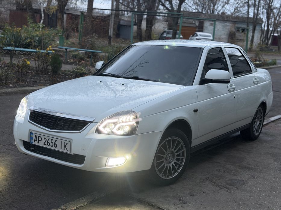 Продам свое авто. Priora 2011 год, хорошая комплектация (кондиционер, электро усилитель руля, электропидаль, оригинальный монитор Teyes куплен за 400$, хорошие литые диски с новой резиной куплены этим летом за 38000 гривен, бампера Priora 2, зеркала Priora 2, руль Priora 2, оптика стиль AMG), свежая тонировка Lumar вкруг, полностью новая ходовая (4 стойки, 4 пружины, шаровые оригинальные триал спорт разборные, наконечники, опорные потшипникии)  покупалось все самое дорогое. Установлена хорошая качественная музыка, сабвуфер. Газ 4 поколения. Чистый ухоженный салон. Масло лью только Xado 5w40 каждые 6000 километров. Машина едет очень бодро (на 4 скорости стрелка заходит за 200). Кто ищет достойную приору это ваш вариант. От машины не избавляясь, глупые предложения не писать. Возможен обмен на ваши варианты (Возможно с моей доплатой). Машина находится в городе Новомосковск (Самар) Днепропетровская область. Возможен пригон в ваш город. Возможен обмен на ваши варианты, в приоритете авто на евро номерах.