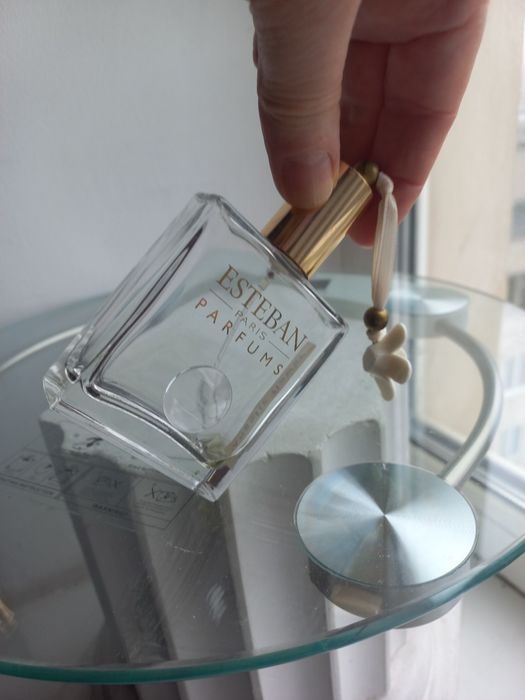 Скляні флакони парфумів для колекції