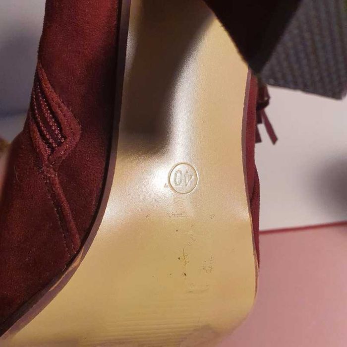 Buty na obcasie z frędzelkami 40