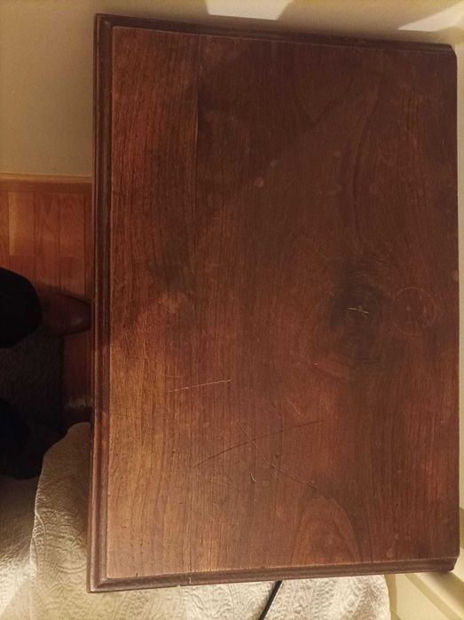 Conjunto de móveis em castanho maciço entalhado (só este mês)