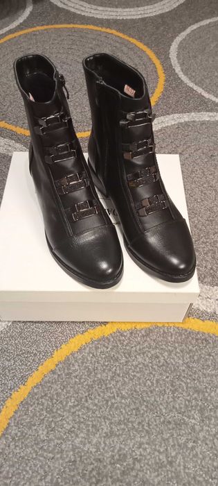 Sprzedam  nowe   botki damskie czarne 38