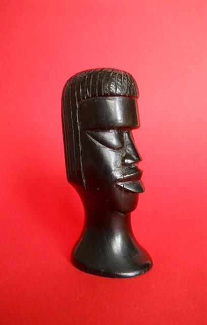 Бюст головы из черного дерева