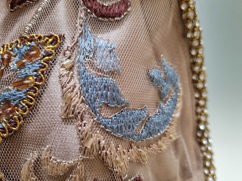 Vestido com bordados e brilhantes