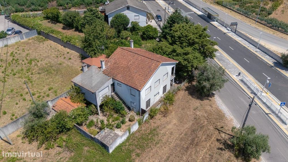 Moradia Independente na Lousã | Potencial de Investimento | Jardins |
