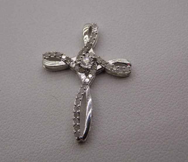 Srebrny krzyż krzyżyk z diamentami 0,35 ct.