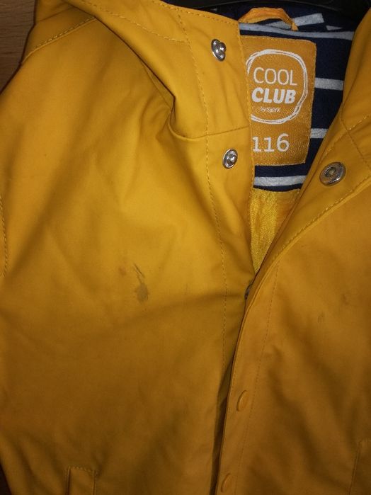 Żółty płaszczyk przeciwdeszczowy w stylu marynarskim. Rozmiar 116 cm