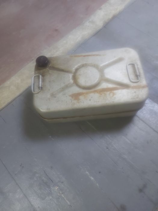 Продам канистру.А также остатки дизеля 100 литров .