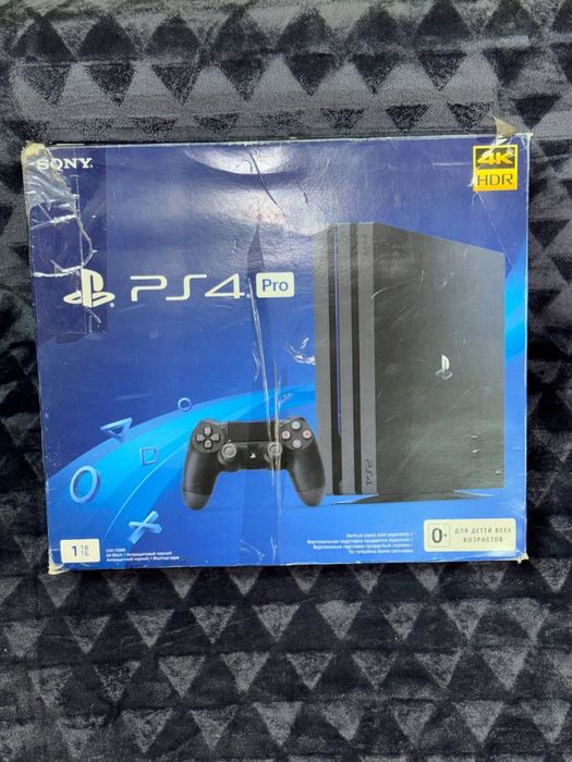 Продам PS 4 Pro 1 TB + 2 геймпада
